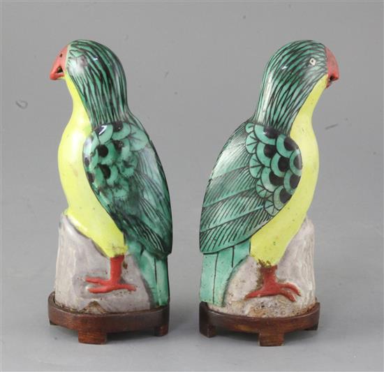 A pair of Chinese porcelain models of parrots, Qianlong/Jiaqing period, 18cm high, wood stands